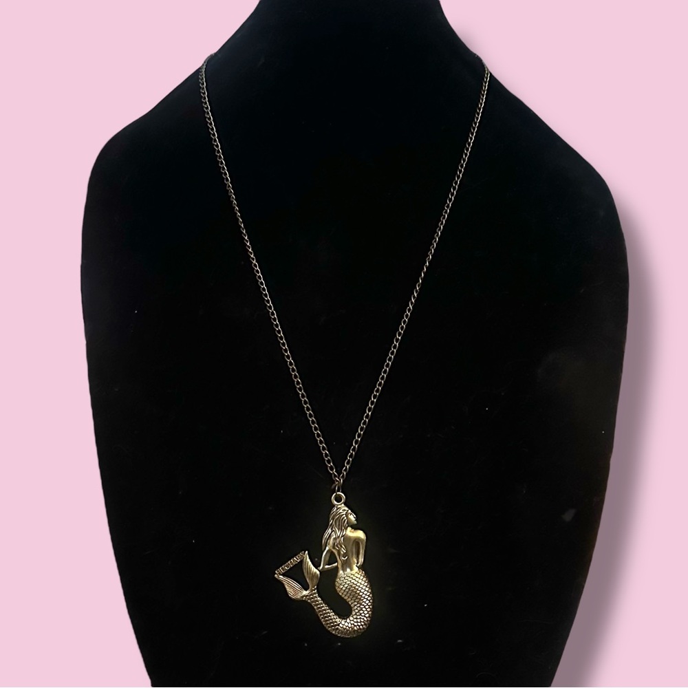 Vintage HUGHAPY gold tone mermaid pendant necklace